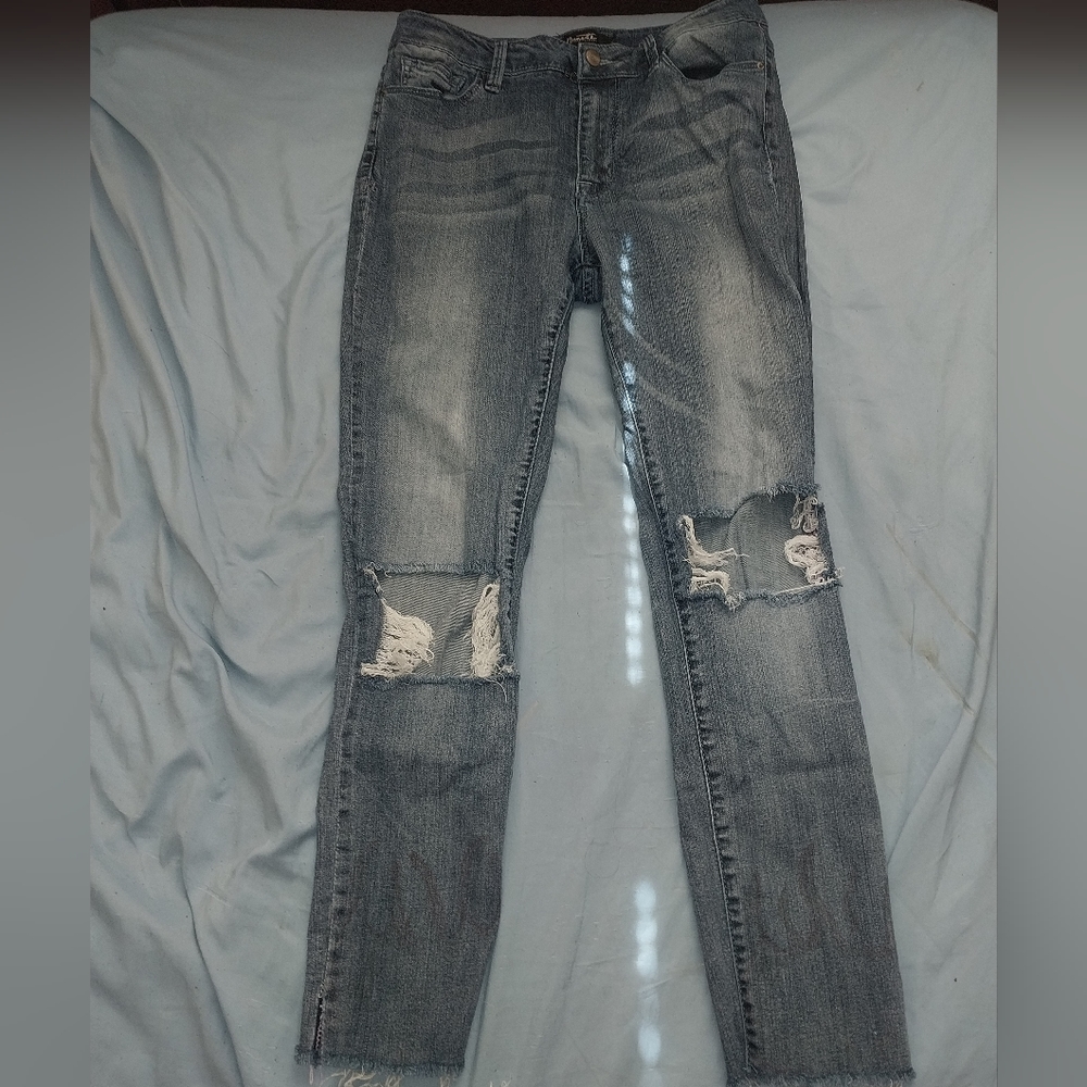 Blue knee ripped jeans.